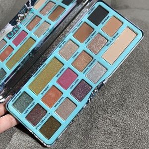 🥰🥰Okalan Metallic/Matte Eyeshadow🥰🥰